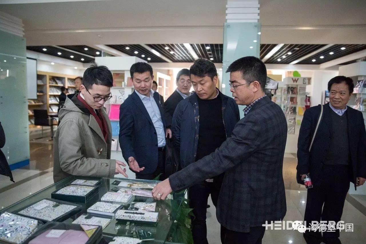 包裝盒彩印機_粘盒機怎么調機過程_福州前景彩印紙品包裝有限公司