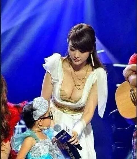 柳岩你穿成这样参加儿童节目,他们还是小孩子啊!