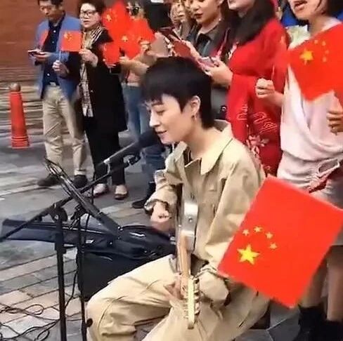 曾轶可大闹机场后,在伦敦街头唱《我和我的祖国》却被质疑洗白?