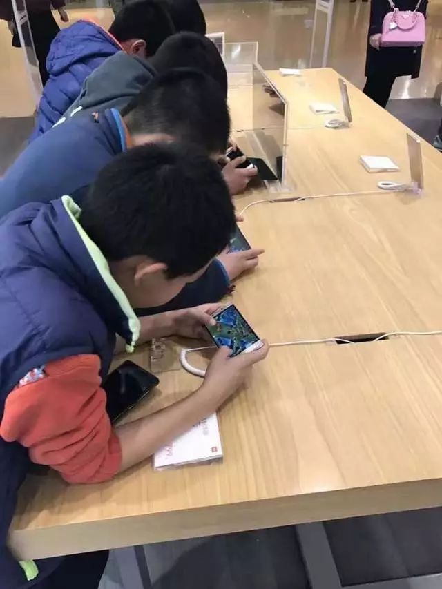 你知道小学生玩王者荣耀是多么的敬业吗?看图就知道了