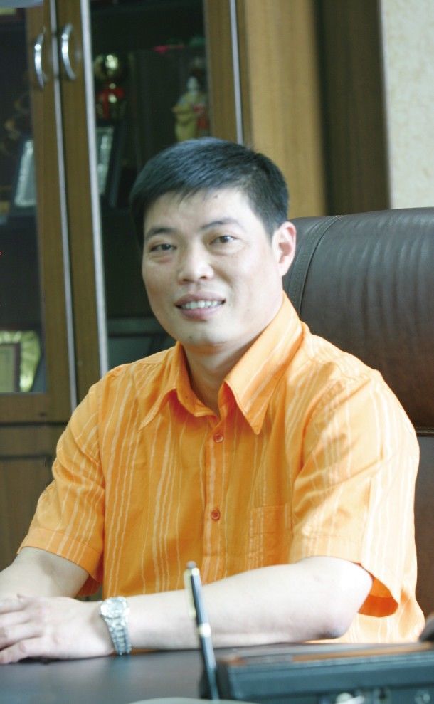 首届理事,《人民文学出版社中华散文》编委,浙江省乡镇企业家协会常务