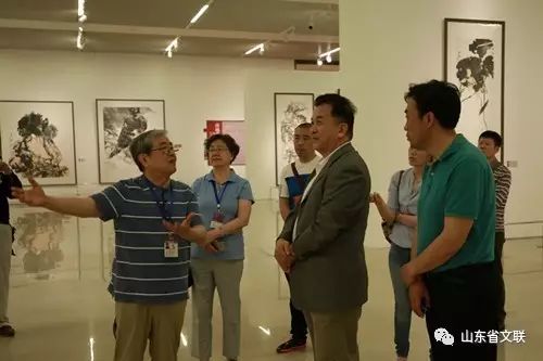 黄宏参观“郭志光艺术作品展”