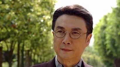 刘松仁近照曝光,68岁风采依旧,而小20岁空姐妻子却成这样