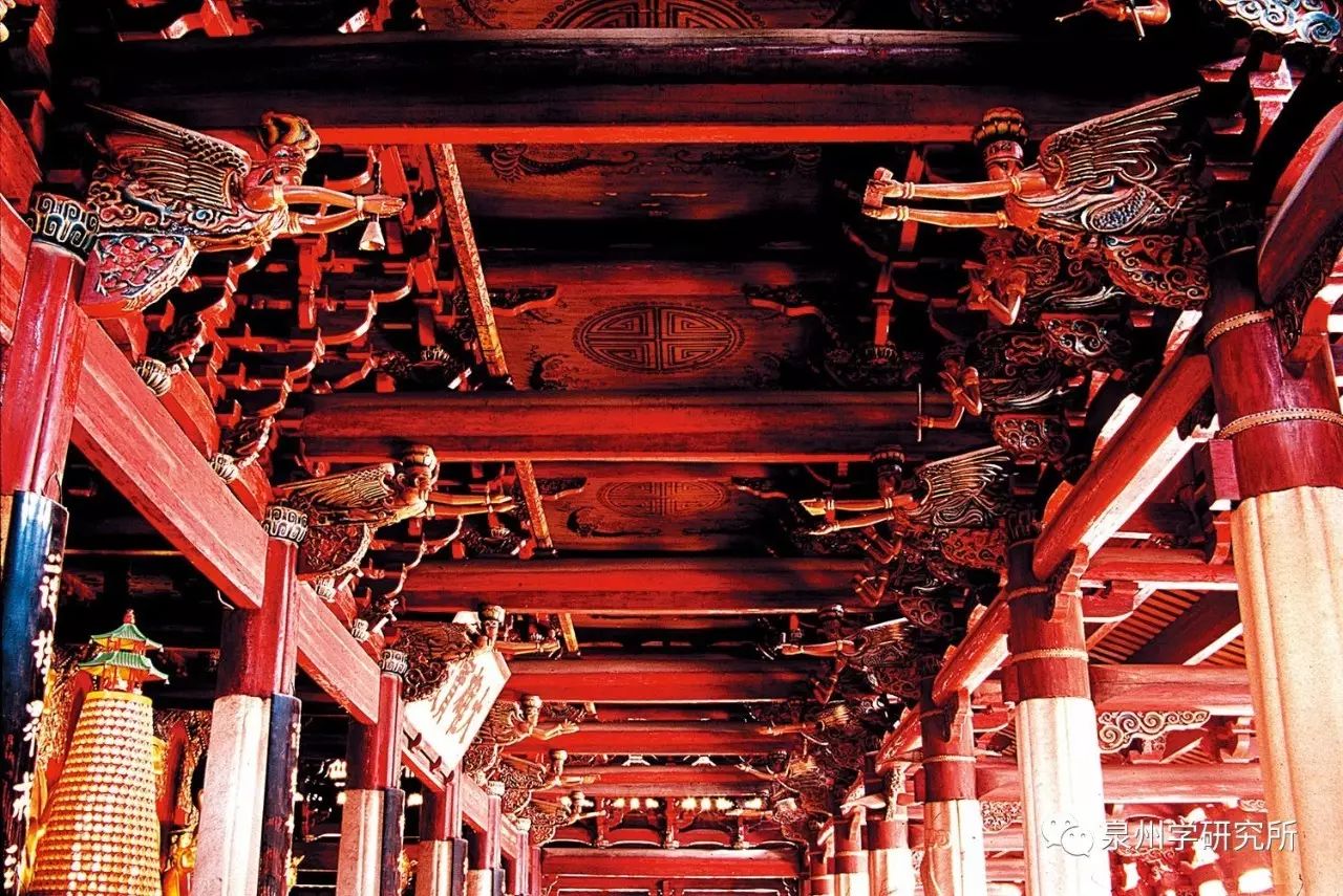 建于唐垂拱二年的泉州开元寺大雄宝殿上持南音乐器的飞天乐伎