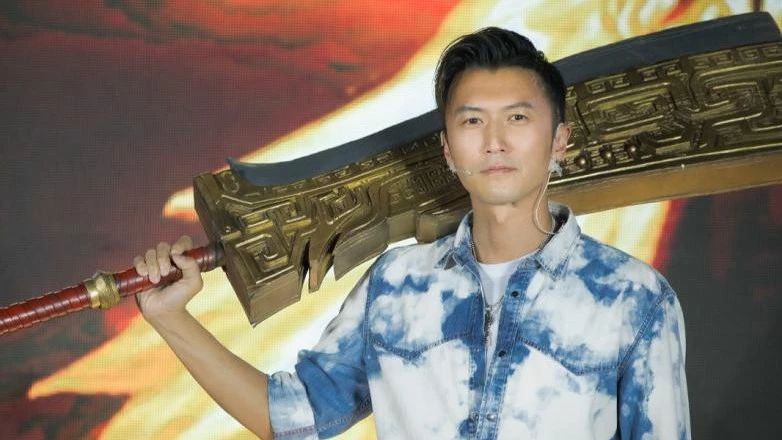 惊了,谢霆锋身扛屠龙宝刀与粉丝谈笑风生!!!