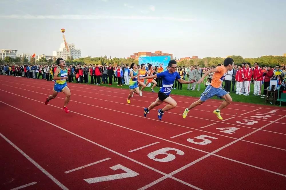 学校运动会,体育项目比赛一定要踊跃报名,一般参加了就会有少量加分