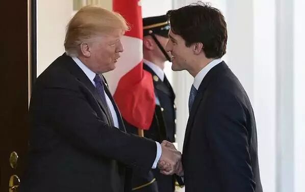 特朗普的握手神功竟然被加拿大帅哥总理化解了！