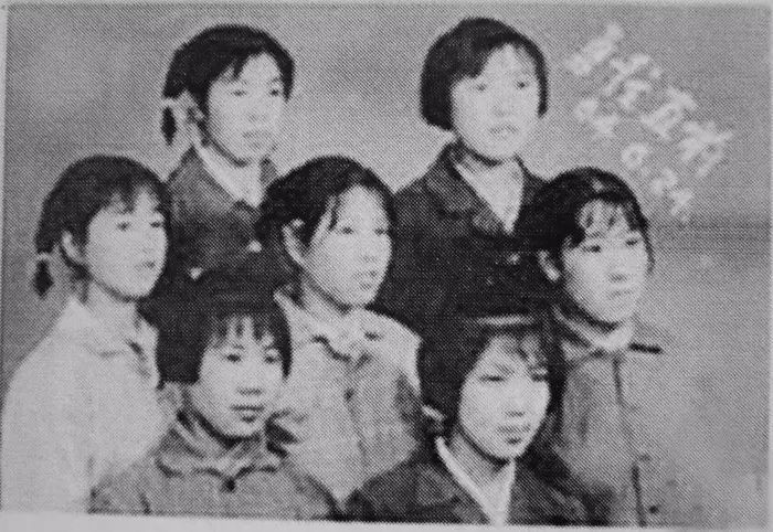塞罕坝第一代女职工合影,照片上写着"勇往直前".