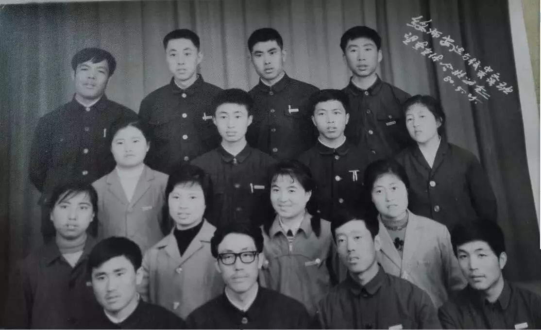 下图:肇东师范安达分校中文班千禧年聚会于黑龙江海伦市.