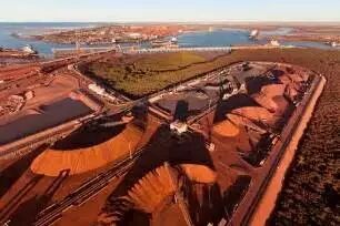 杨迪粉产于澳大利亚，品位在57%左右，铝含量低，属褐铁矿，结晶水较高，混合制料所需水分要求较高，因其结构疏松，烧结同化性和反应性较好，因此可部分替代纽曼山粉矿或巴西粉矿。大杨迪深受岛国钢厂喜爱，2016年澳洲49%的杨迪粉送去了日本，中国仅占35%。