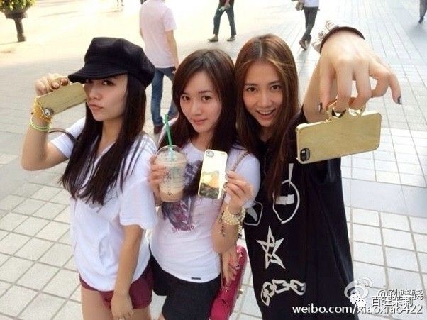 那不奏是江铠同lo两人可是一起拍过杂志封面一起同过床的铁磁闺蜜