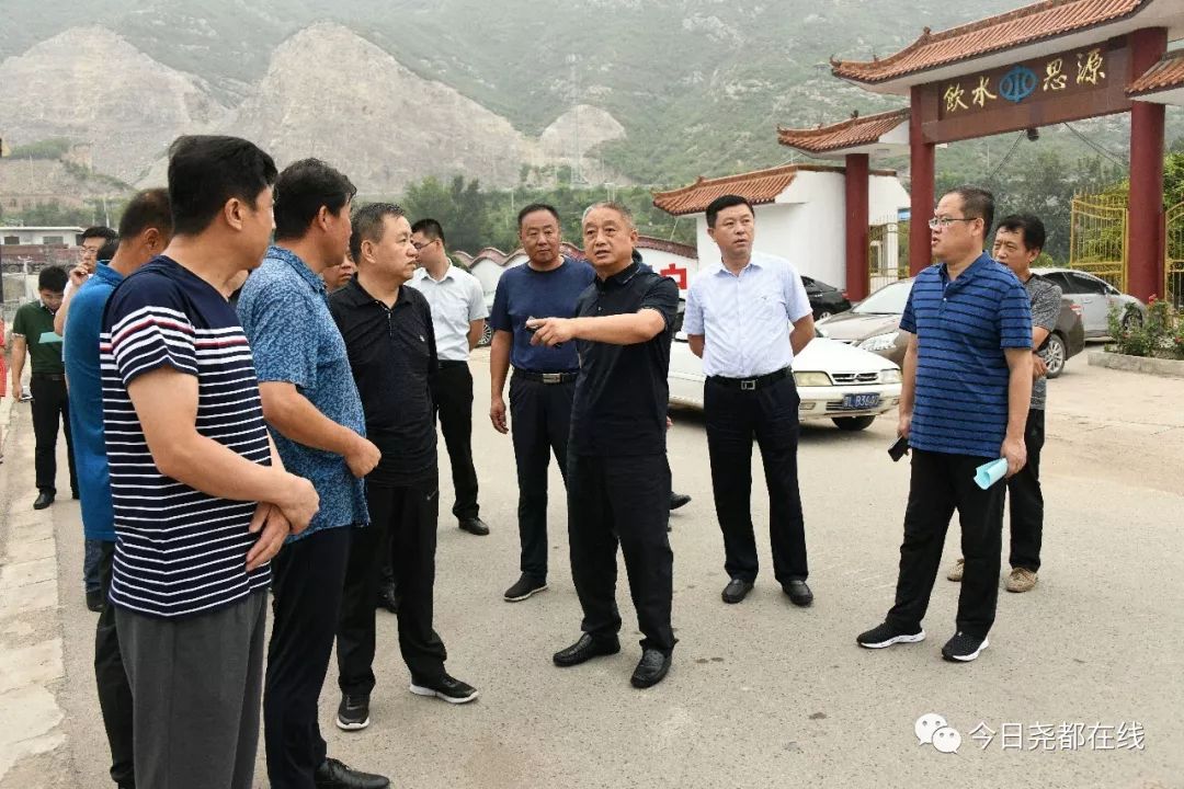 陈纲深入金殿镇龙祠水源地,现场检查环境卫生整治效果