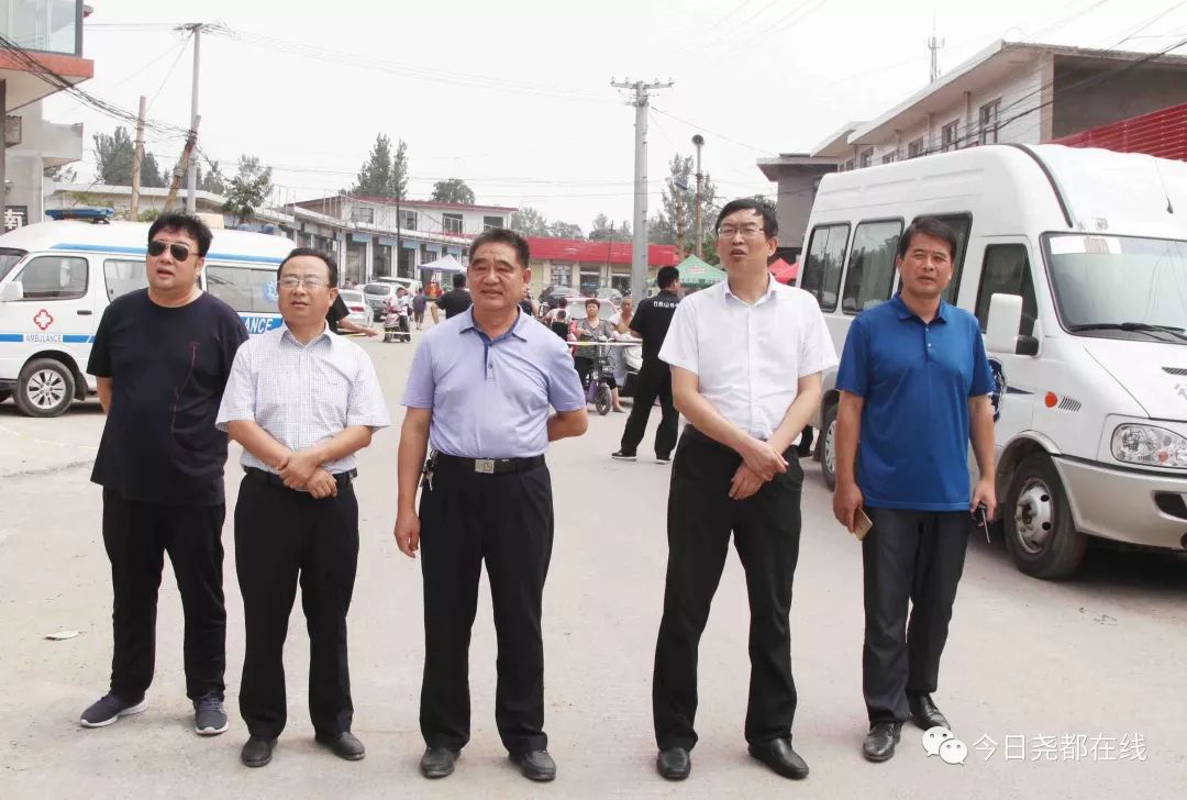 杨胜明在金殿镇龙祠村督查拆除违法建筑工作
