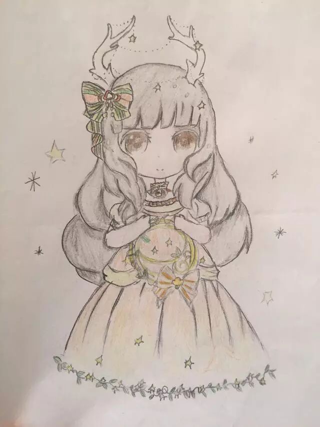 很有仪式感的淡黄色蓬蓬裙上加以星星点缀,搭配上花朵项链,这也曾是我