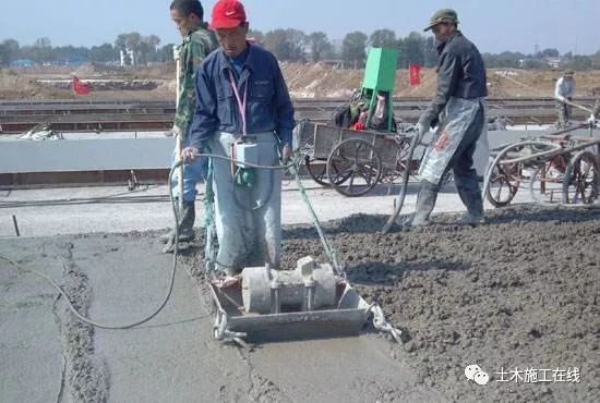 平板振动器振捣混凝土应符合下列规定: 1)平板振动器振捣应覆盖振捣