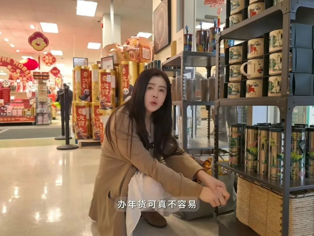 王祖賢竟蹲座在地上休息。（王祖賢抖音影片截圖）