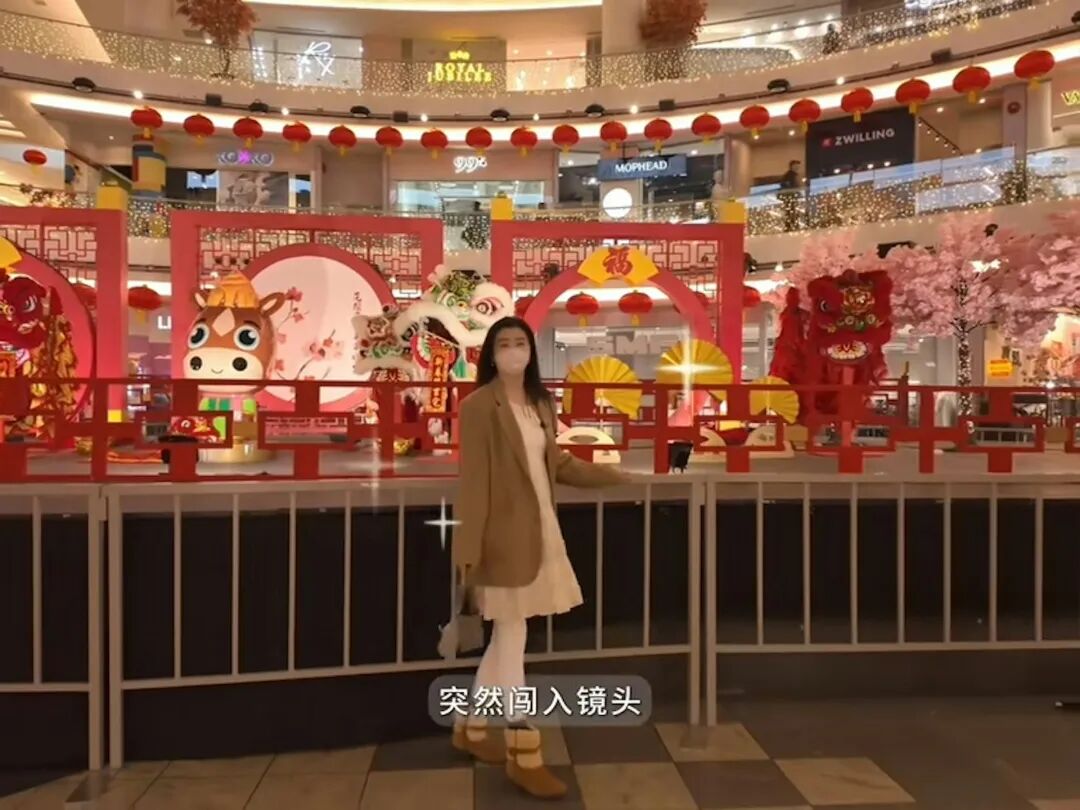 王祖賢亦在商場賀年裝飾前打卡。（王祖賢抖音影片截圖）