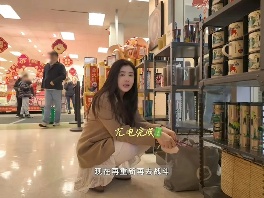 王祖賢竟蹲座在地上休息。（王祖賢抖音影片截圖）