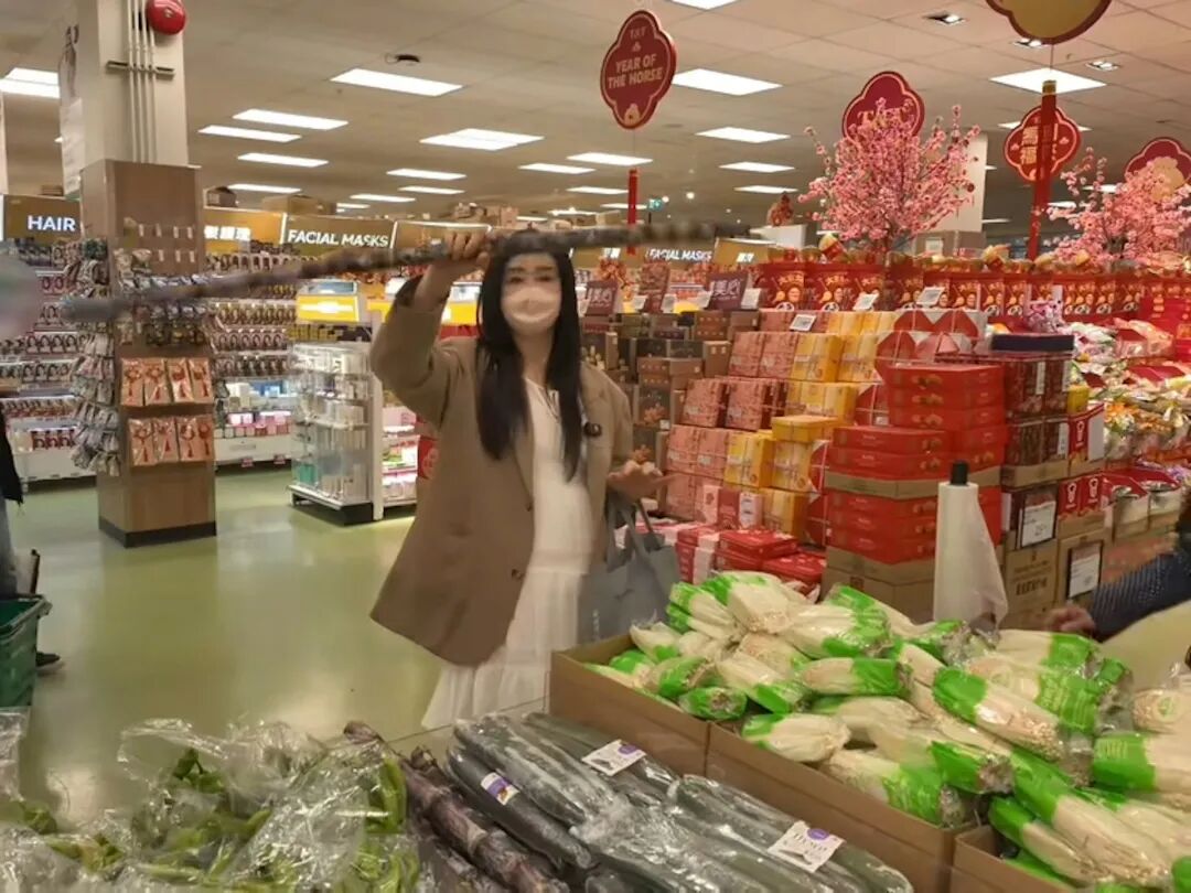 王祖賢百厭地拿起甘蔗揮舞。（王祖賢抖音影片截圖）