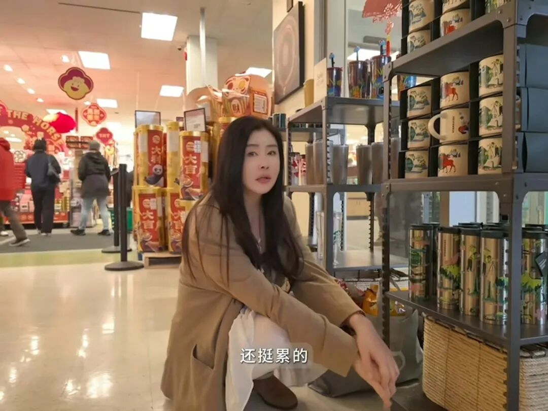 王祖賢竟蹲座在地上休息。（王祖賢抖音影片截圖）