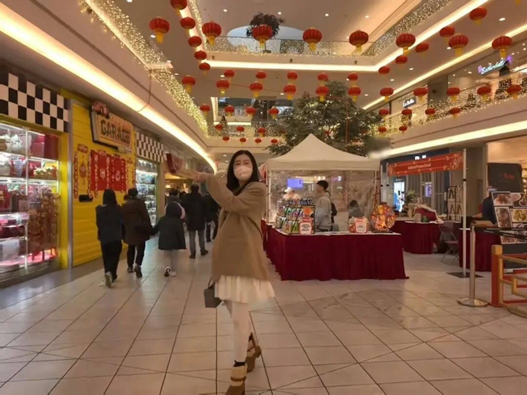 王祖賢閒逛的商場位處華人聚居地，相當平民化。（王祖賢抖音影片截圖）