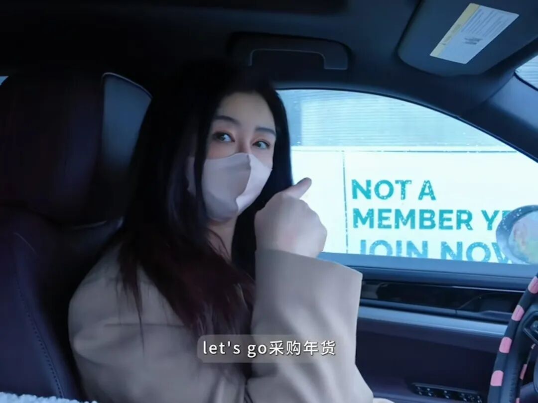 王祖贤在加拿大华人超市办年货。 （王祖贤抖音影片截图）