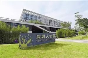 香港留学生落户每年补贴6万，深圳抢人抢疯了