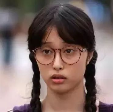 她是“中国第一丑女”,跟倪妮抢角,被张艺谋辞退,如今嫁入豪门连生二胎幸福美满