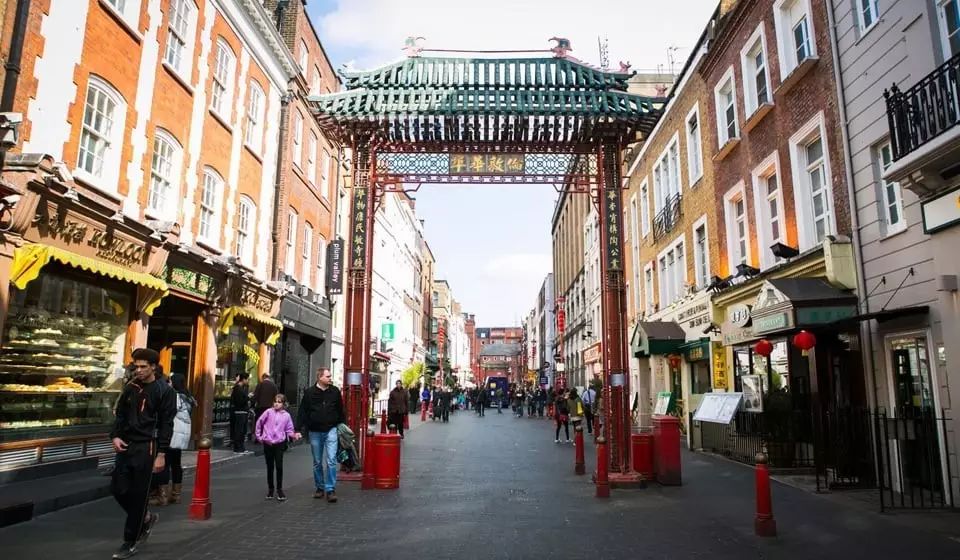 爵禄街(gerrard street),新港坊(newport place)和麦高田街