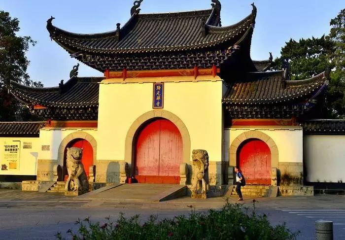 4 归元寺位于汉阳翠微街西端,是武汉市最著名的寺庙之一.