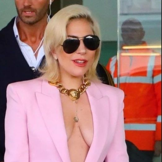 Lady Gaga又双叒上热搜了,这次是因为把墨镜戴歪了?