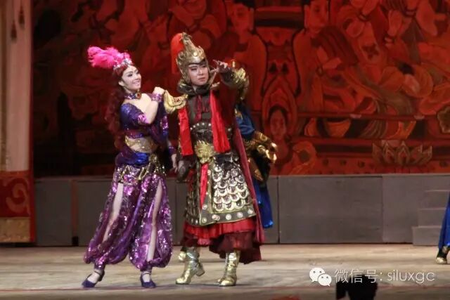 比什凯克《丝路彩虹》首场成功演出 第二场一票难求