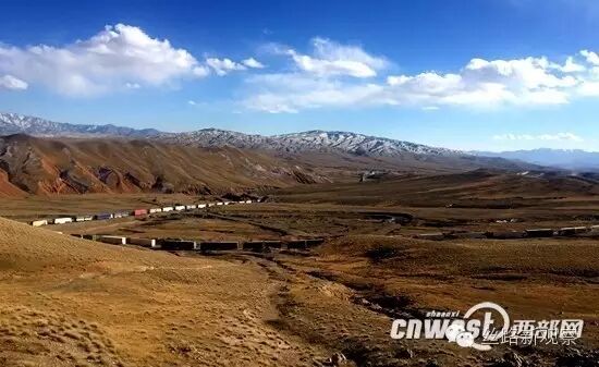 中吉两国贸易日渐繁荣 吐尔尕特口岸车队排起长龙