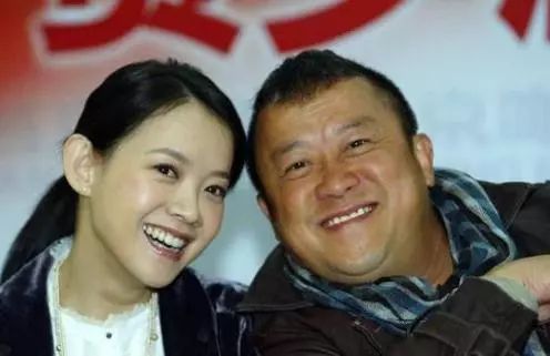 曾志伟女儿曾宝仪47岁,不结婚也不生孩子,皱纹疯长越老越像老爸