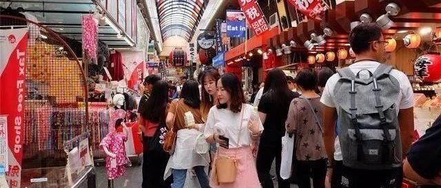 中国游客到日本旅游竟深夜排队不睡觉？有人建议移民别回来了