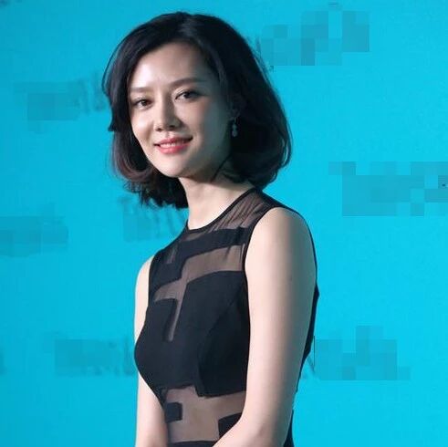 车晓的＂性感＂真高级,穿黑色透视连衣裙,凹凸感藏不住