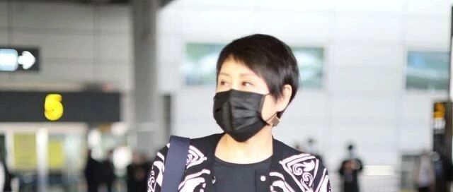 张凯丽越老越时髦!印花装配哈伦裤酷潮有型,一般00后都比不了