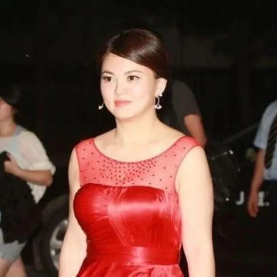 李湘离婚后美回颜值巅峰! 一袭缎面红裙美艳动人,46岁还有婴儿肌