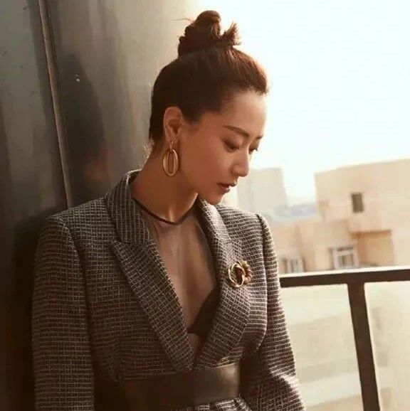 白冰不愧是曾经的&ldquo;京城四美&rdquo;,气质优雅端庄,私下穿搭很时尚