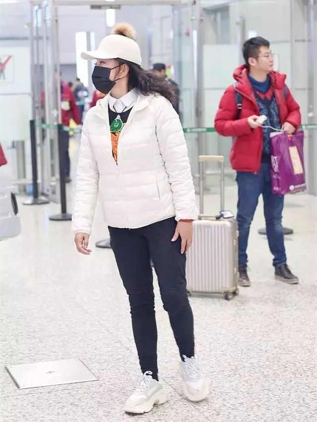 刘晓庆现机场,毛球帽搭羽绒服嫩回18岁,网友:胸前那块玉暴露了
