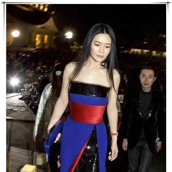 田海蓉自从换上黑长直衣品一路开挂,穿两条裙子美的高调,太女神