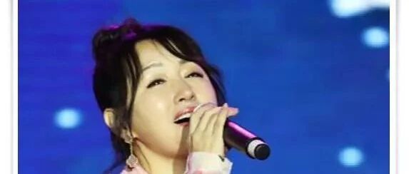 杨钰莹穿粉色就算了,47岁还扎17岁丸子头,网友:优雅老去不好吗
