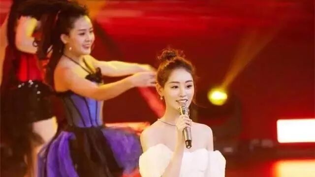 祝绪丹为抢镜拼了!&ldquo;卫生纸&rdquo;缠胳膊上?网友:不愧是杨幂的艺人