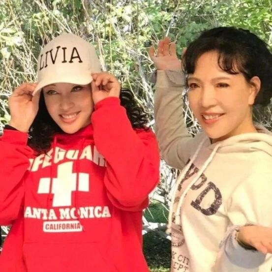 刘晓庆和小5岁妹妹同框,穿少女风卫衣太洋气,60岁妈妈该学习了