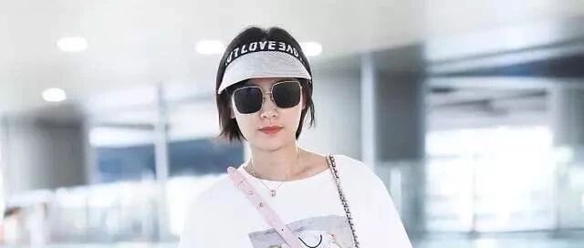 叶一茜穿超短热裤走机场,没想到生图巨显胖,肌肉腿简直像柱子