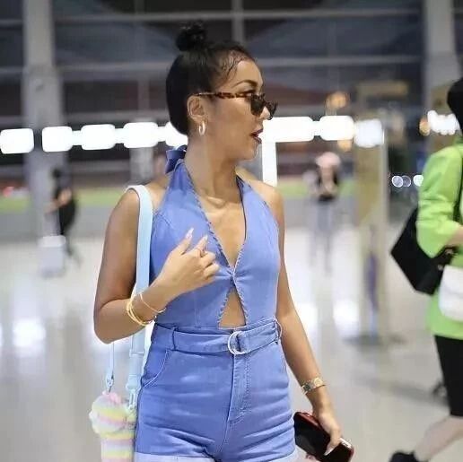 吉克隽逸好勇敢!穿露胃连体装大秀平板身材!网友:服