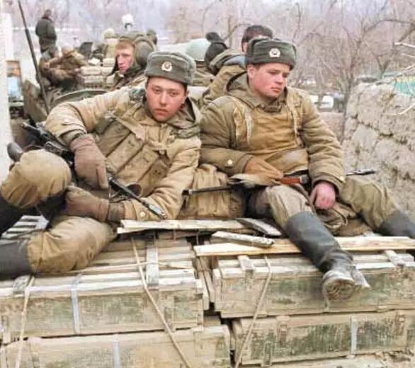 在阿富汗作战的苏联士兵找个间歇休息