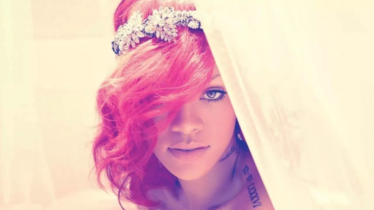 她是乐坛天后,更是时尚达人,最个性的Rihanna来啦!