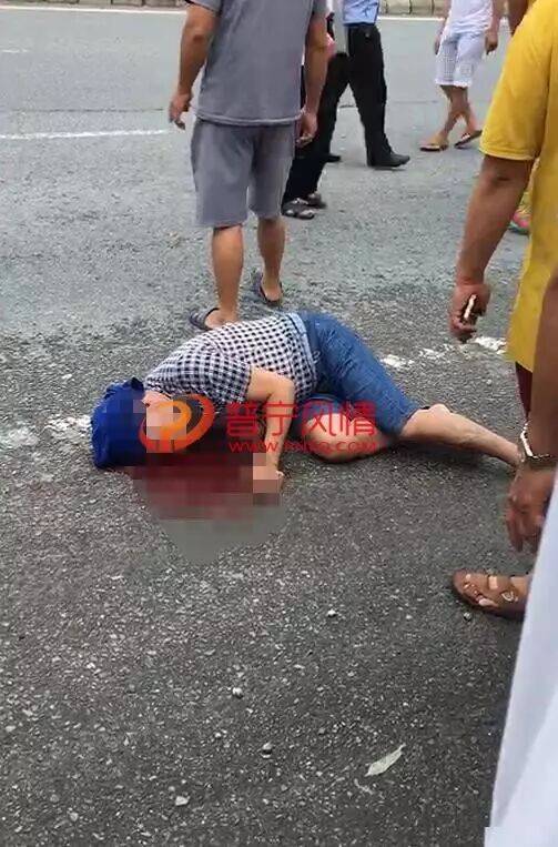普宁一电动车险被泥头车压扁,车主当场昏迷