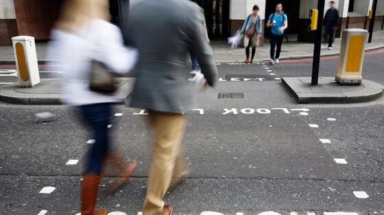 在英国过马路，先看左再看右，这样很危险的！